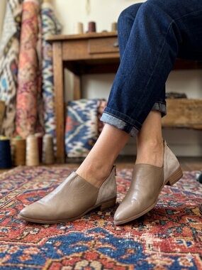 Bueno Women's Two Tone Taupe/Grey Casual Leather Dress Shoes Size 39/ US 8.5-9